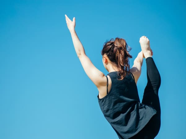 足を上げる女性